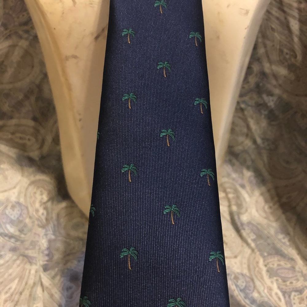 Sprezza tie: like new: navy color with palm trees